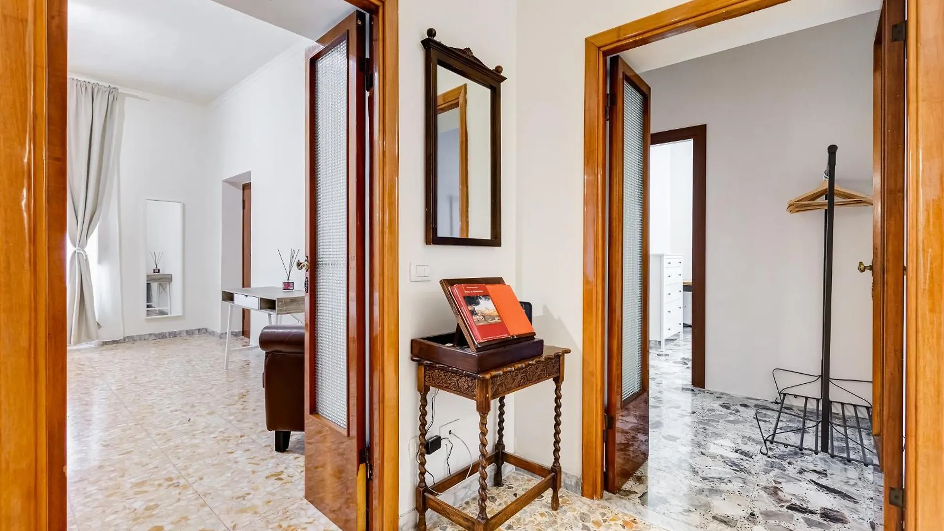 Vivilo Collection - San Vito View Apartment - 3 Bdr 2 Baths Rome