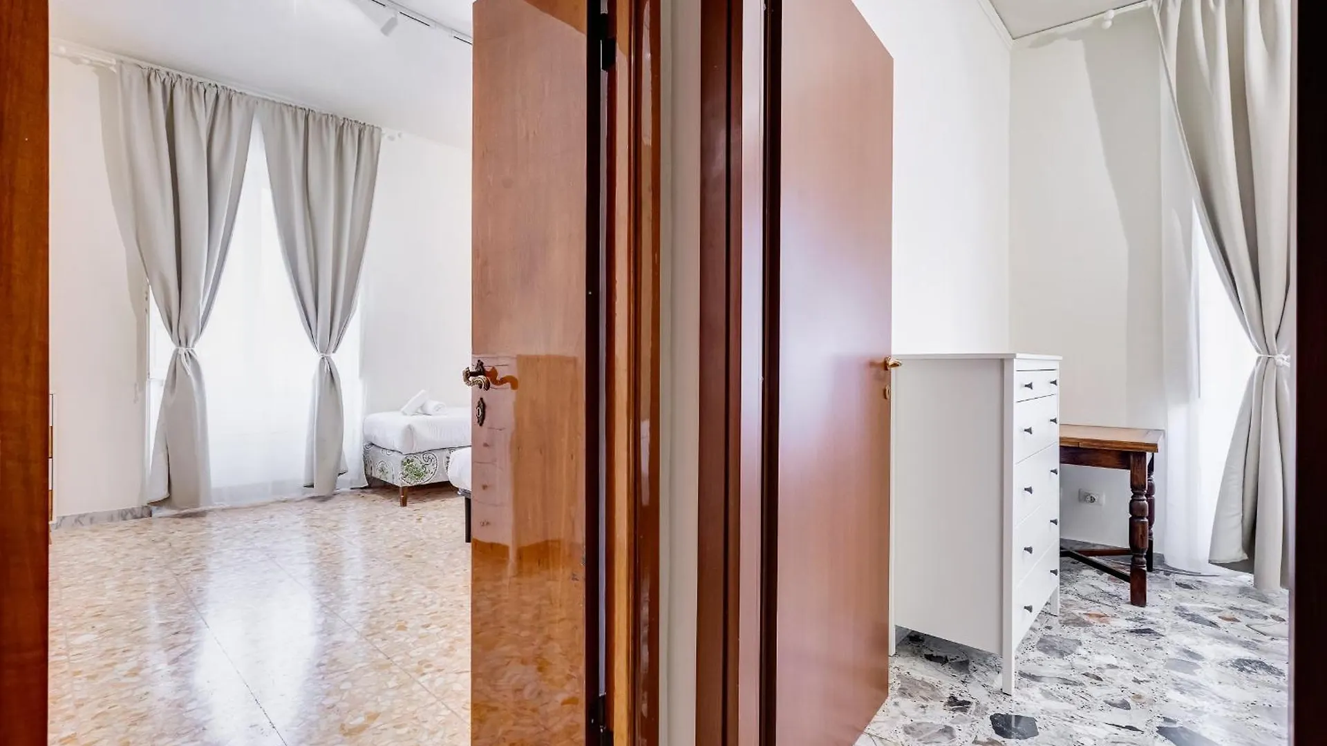 Vivilo Collection - San Vito View Apartment - 3 Bdr 2 Baths Rome