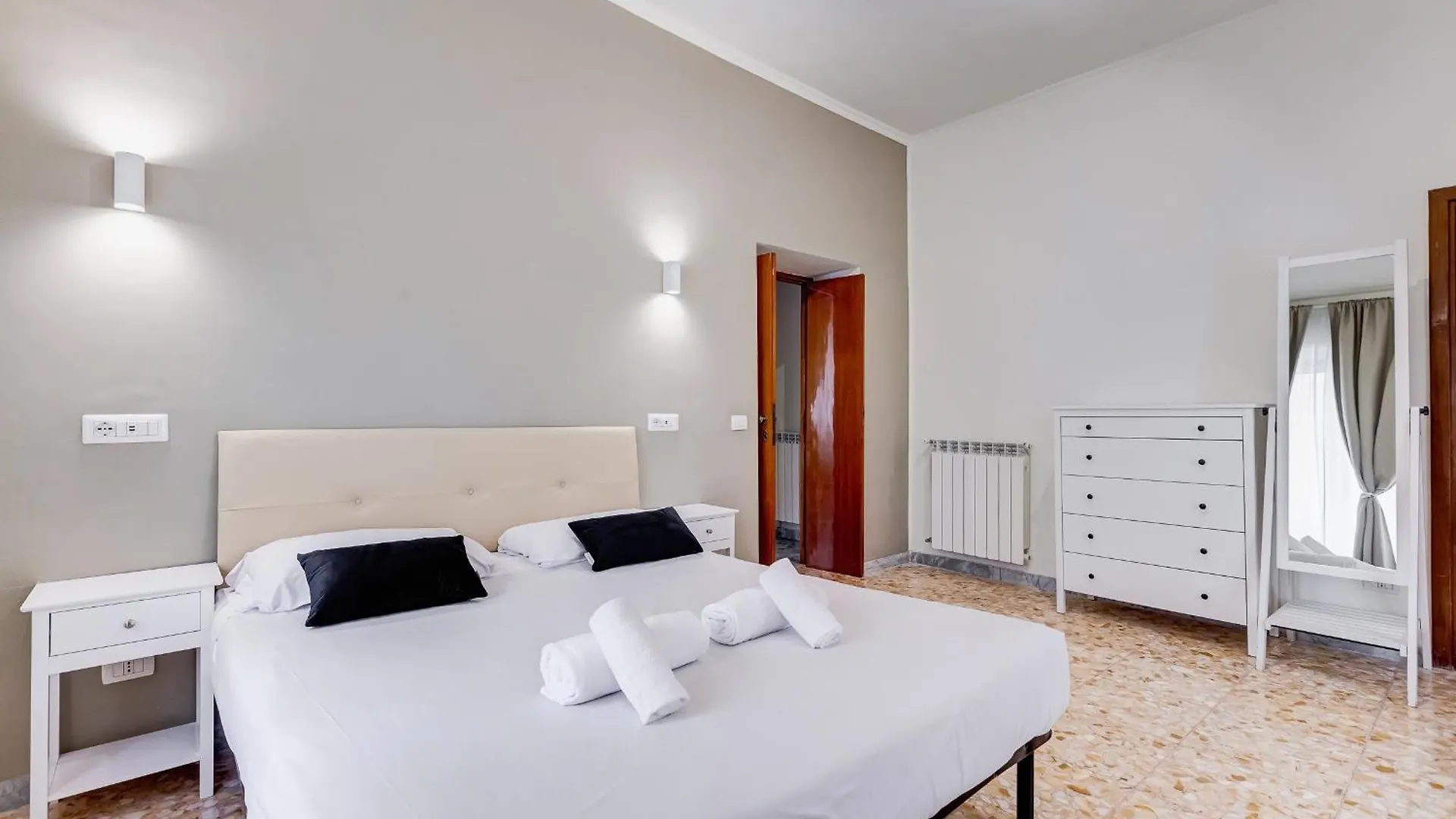 Vivilo Collection - San Vito View Apartment - 3 Bdr 2 Baths Rome