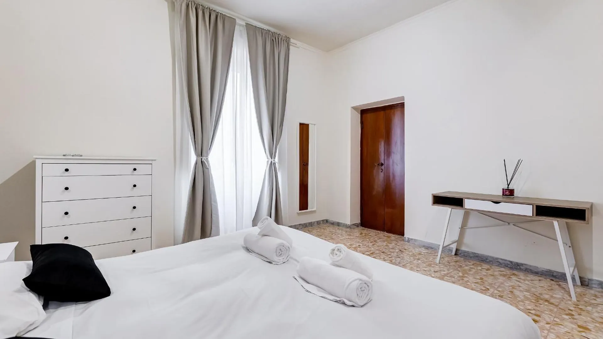 Vivilo Collection - San Vito View Apartment - 3 Bdr 2 Baths Rome