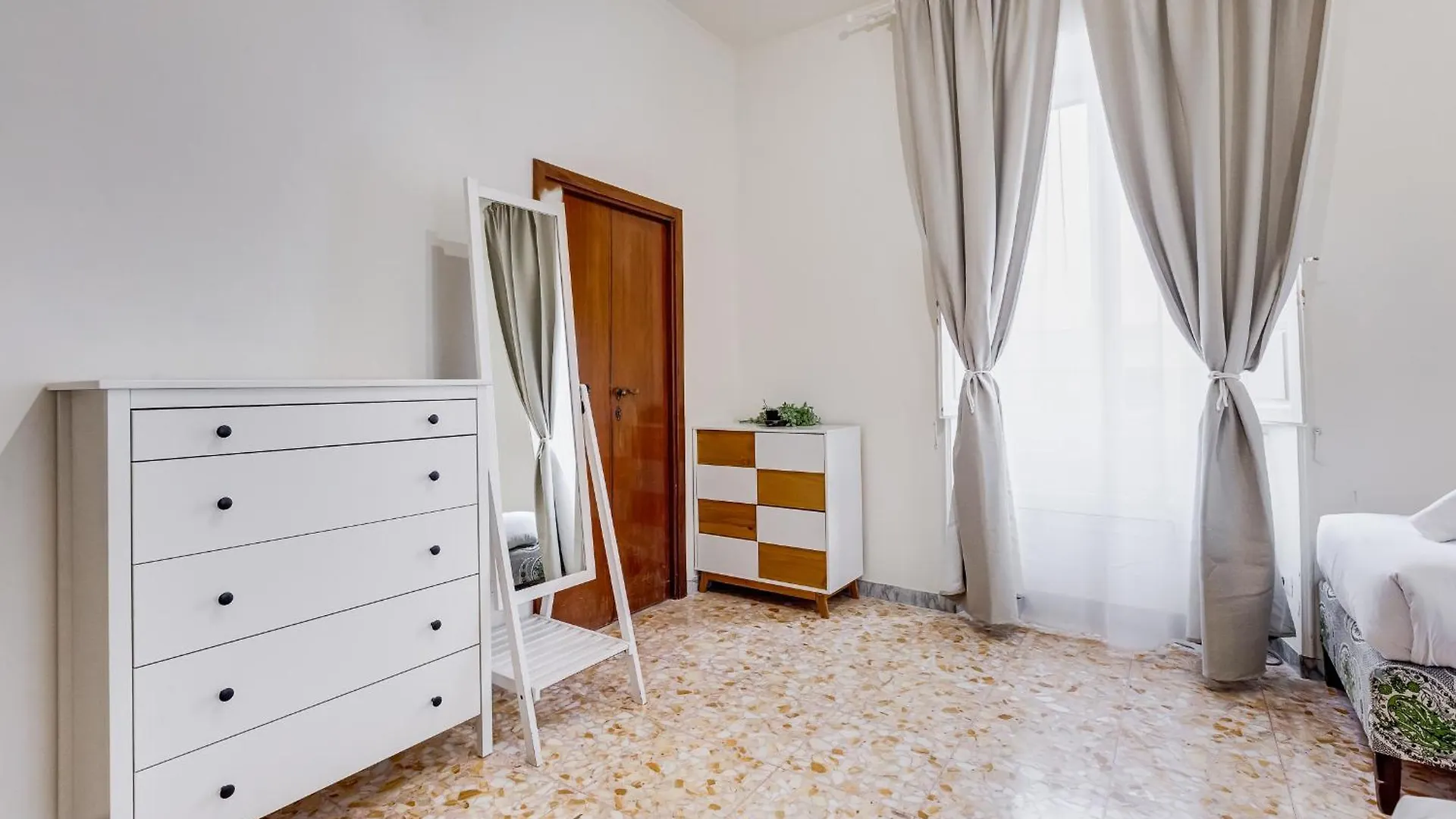 Vivilo Collection - San Vito View Apartment - 3 Bdr 2 Baths Rome